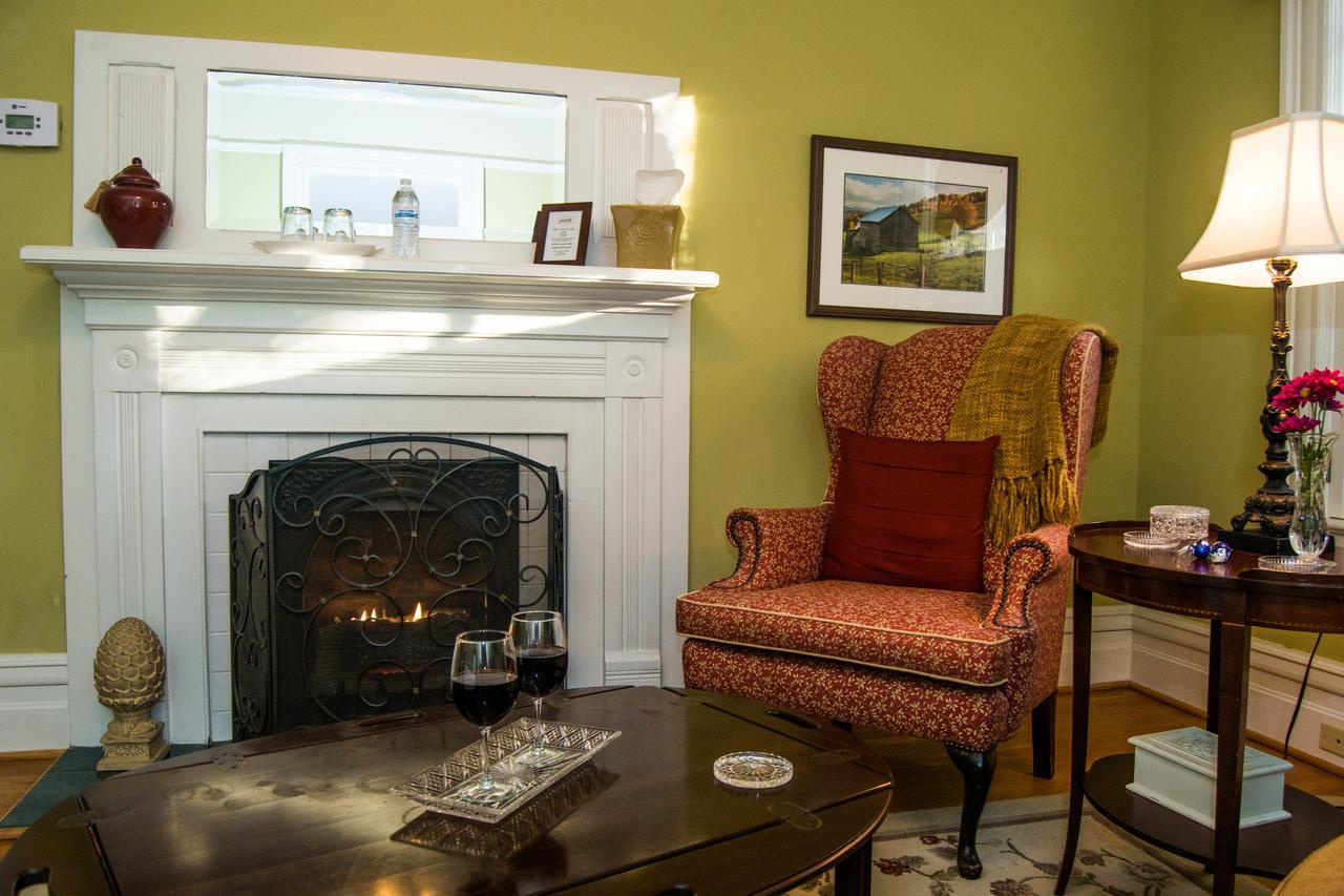 Oak Hill On Love Lane Bed And Breakfast Inn Вейнсвілл Екстер'єр фото