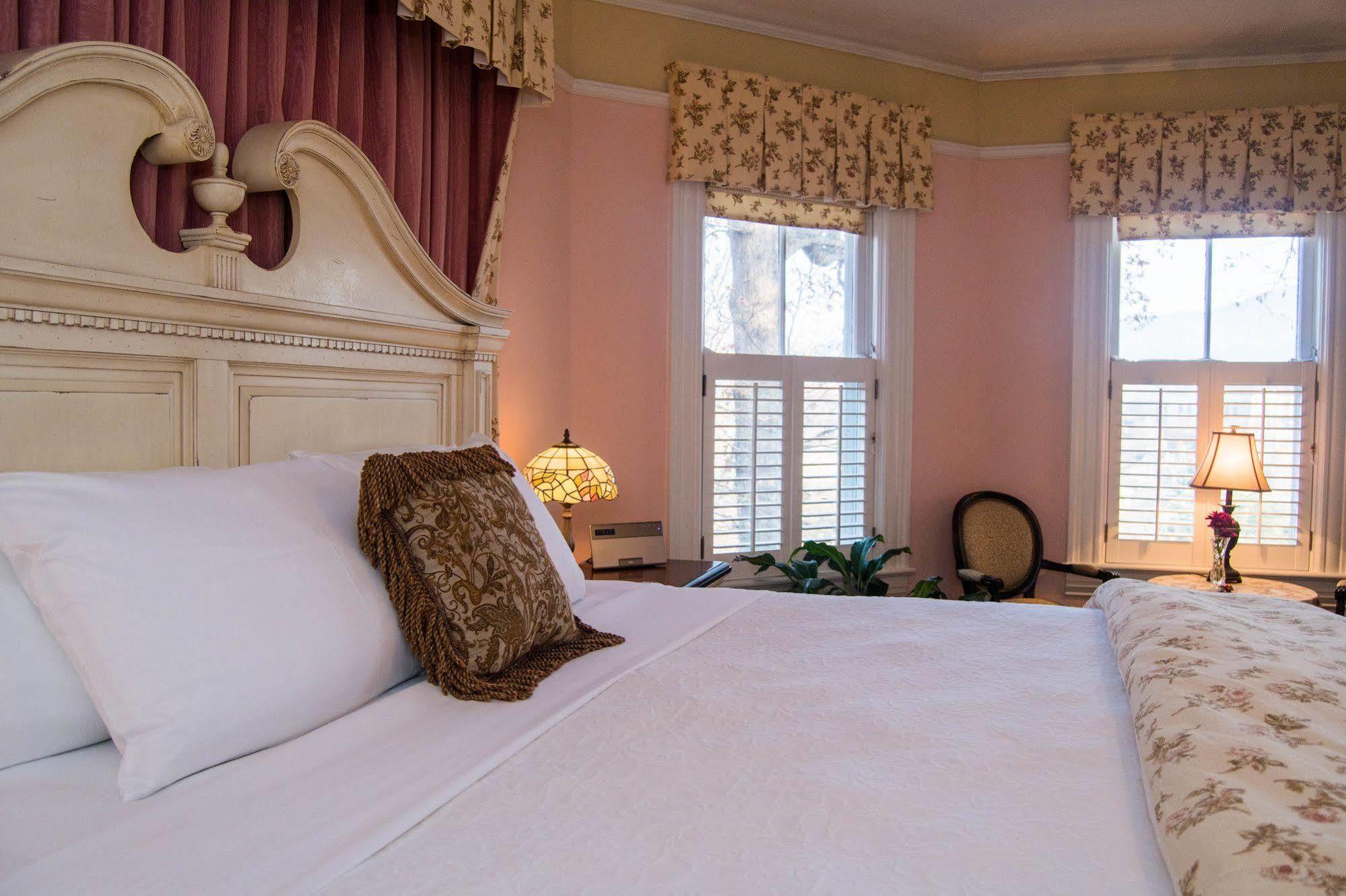 Oak Hill On Love Lane Bed And Breakfast Inn Вейнсвілл Екстер'єр фото