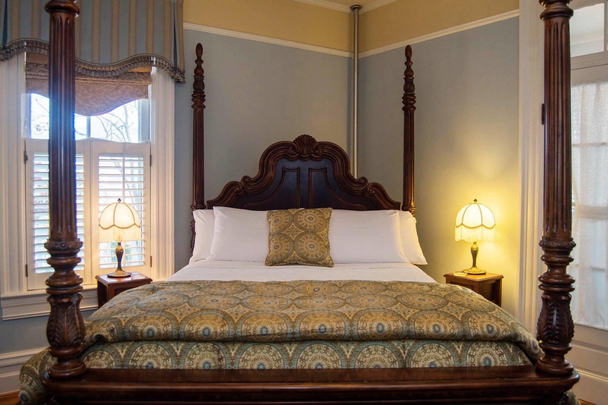 Oak Hill On Love Lane Bed And Breakfast Inn Вейнсвілл Екстер'єр фото